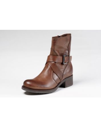Biker in pelle con fasce incrociate, zip laterale e tacco di 4 cm.