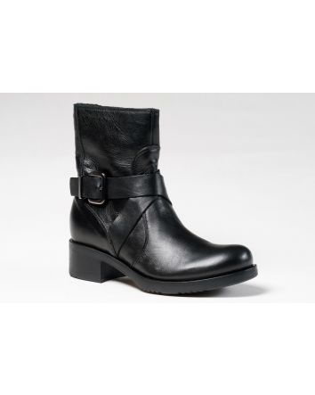 Biker donna in pelle nera