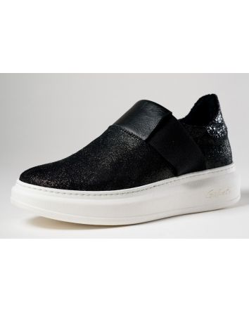 Slip on in pelle leggermente laminata con inserti in glitter.