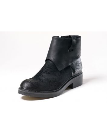 Biker in pelle intagliata con bavero in pelle ingrassata