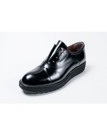scarpa donna in pelle nera con borchie